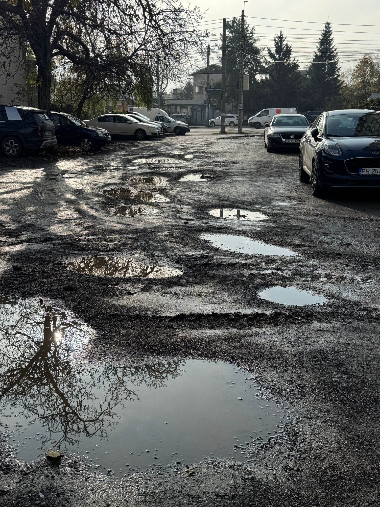 Scrisoarea cititorului/ O parcare de pe strada Cantacuzino arată ca după bombardament. Locatarii din zonă au reclamat situația, dar au fost ignorați