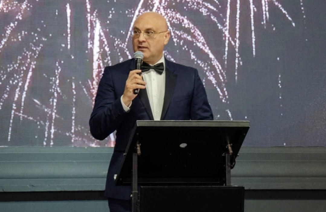 Prefectul Daniel Nicodim: „Topul Firmelor Prahovene nu este doar o recunoaștere a succesului, ci și o reflecție asupra contribuției companiilor la dezvoltarea județului” Prefectul Daniel Nicodim: „Topul Firmelor Prahovene nu este doar o recunoaștere a succesului, ci și o reflecție asupra contribuției companiilor la dezvoltarea județului”