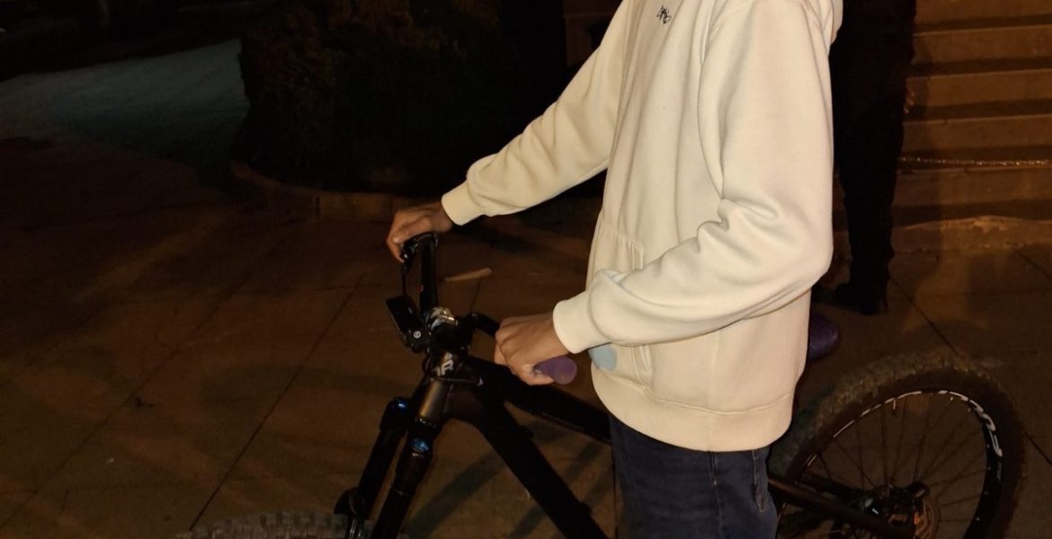 Tineri din Ploiești, amendați de Poliția Locală pentru „scheme” cu bicileta la statuia lui Mihai Viteazul și în pasajul de la Omnia