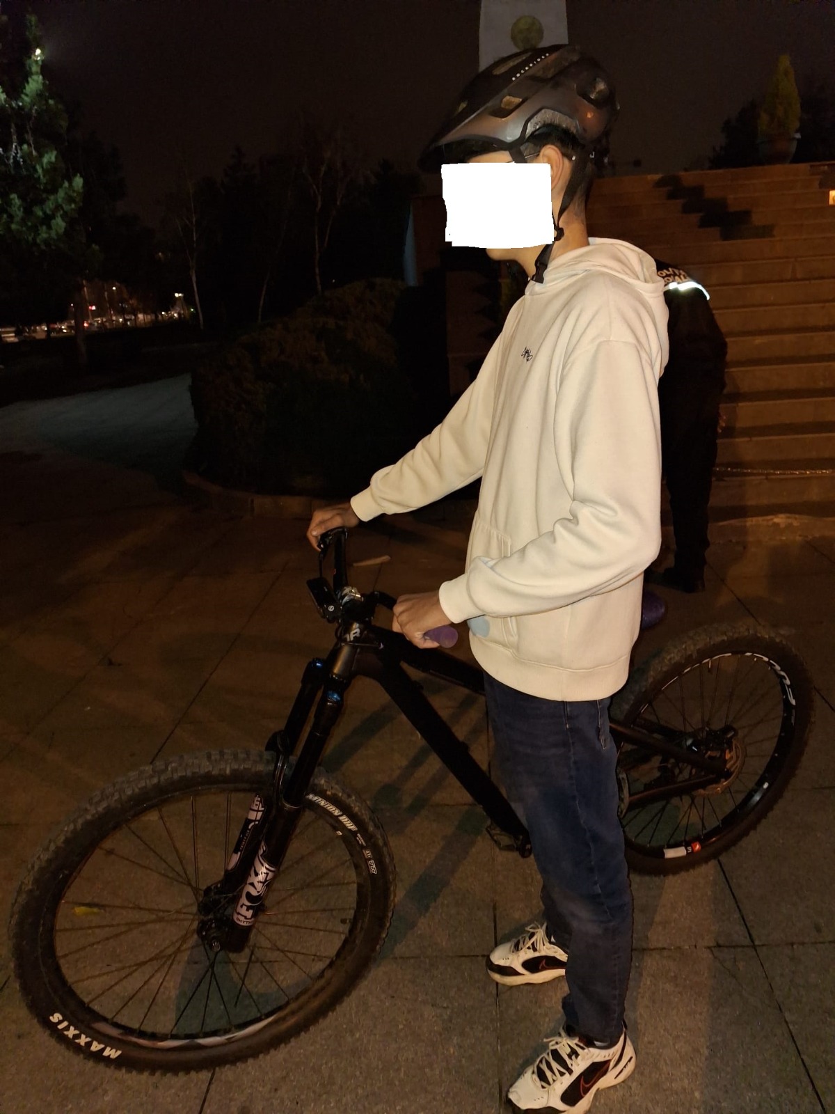 Tineri din Ploiești, amendați de Poliția Locală pentru „scheme” cu bicileta la statuia lui Mihai Viteazul și în pasajul de la Omnia Tineri din Ploiești, amendați de Poliția Locală pentru „scheme” cu bicileta la statuia lui Mihai Viteazul și în pasajul de la Omnia