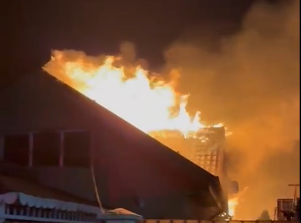 Incendiu violent în Bănești. O casă și anexe, în flăcări