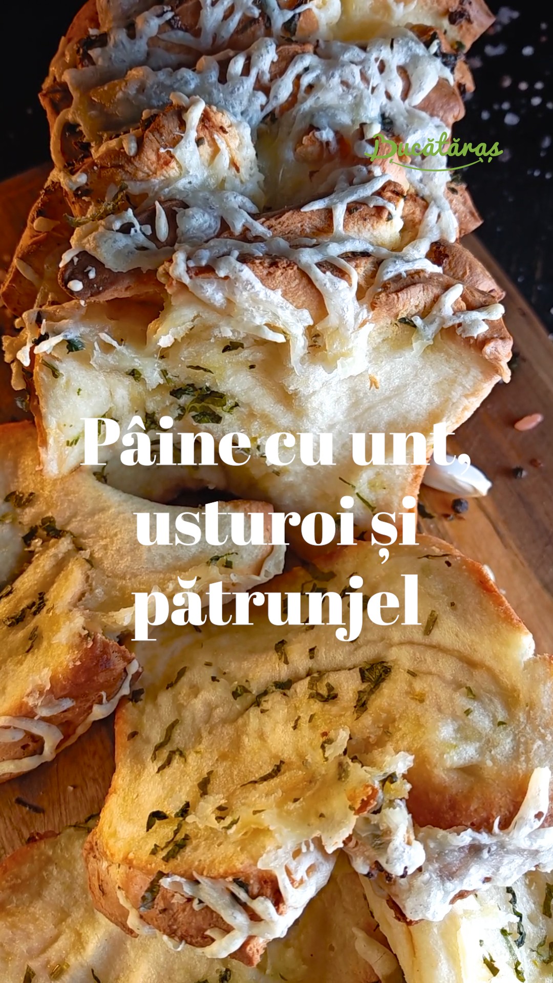 Pâine pufoasă cu unt, pătrunjel și usturoi – Rețeta savuroasă de casă
