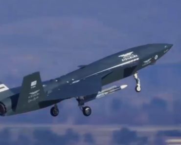 Premieră pentru dronele Bayraktar ale Turciei: un aparat de zbor a neutralizat singur o țintă, fără intervenție umană