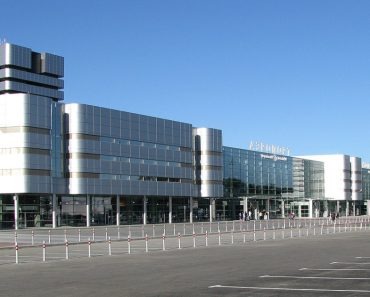 În Rusia, pasagerii sunt abordați pe aeroporturi, pentru a li se înmâna somații de recrutare militară. Cine sunt bărbații vizați