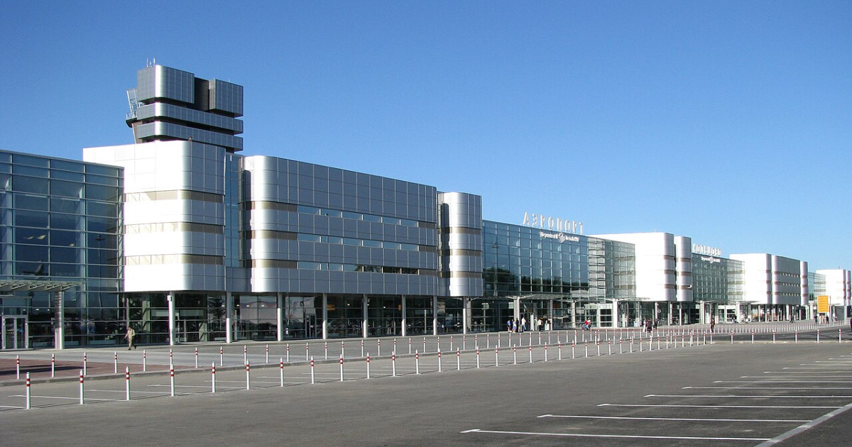 În Rusia, pasagerii sunt abordați pe aeroporturi, pentru a li se înmâna somații de recrutare militară. Cine sunt bărbații vizați