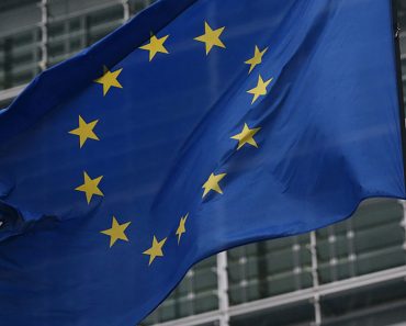 Nouă țări UE solicită prudență extremă în ceea ce privește politicile „Cumpărați produse europene”