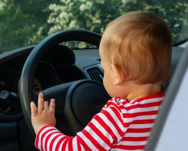O șoferiță a fost prinsă pe o autostradă din Germania scriind pe telefon, în timp ce copilul ei de un an ținea volanul