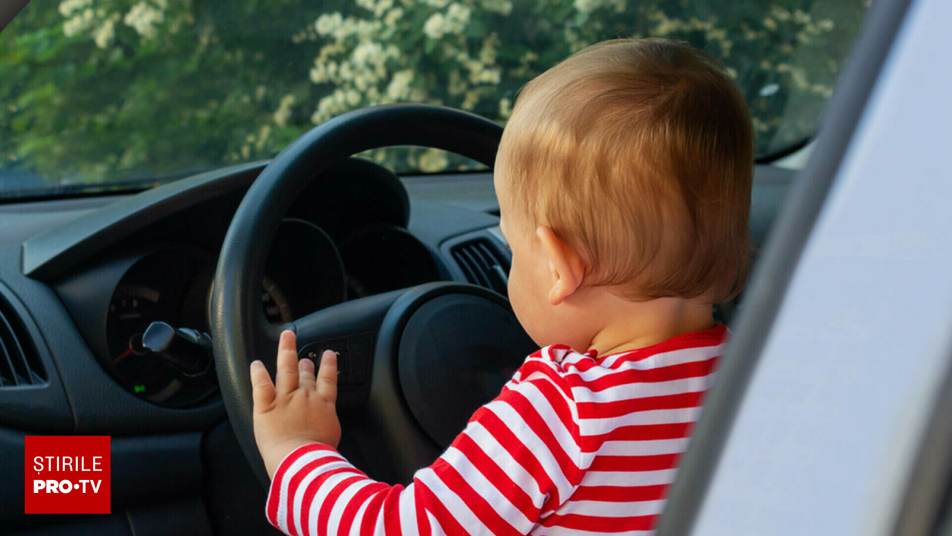 O șoferiță a fost prinsă pe o autostradă din Germania scriind pe telefon, în timp ce copilul ei de un an ținea volanul