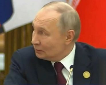 Moment neplăcut pentru Vladimir Putin în fața a 16 șefi de stat, înaintea unui discurs. Liderul Rusiei, vizibil iritat
