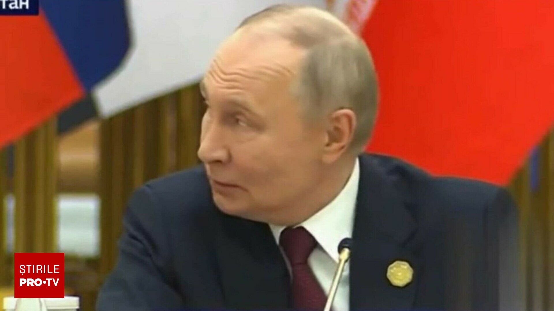 Moment neplăcut pentru Vladimir Putin în fața a 16 șefi de stat, înaintea unui discurs. Liderul Rusiei, vizibil iritat
