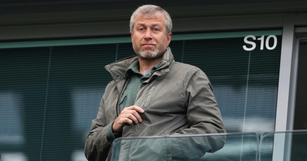 Premierul britanic îi dă ultimatum lui Roman Abramovich să transfere banii din vânzarea clubului Chelsea către fondul pentru Ucraina