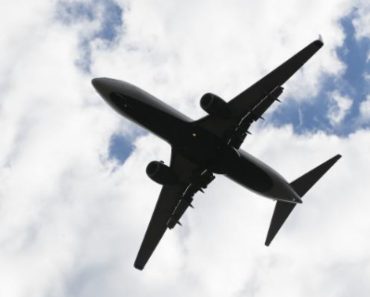 Un avion a vărsat tone de kerosen peste 8 comune belgiene înainte de aterizarea de urgenţă. Mirosul neobișnuit i-a speriat pe localnici