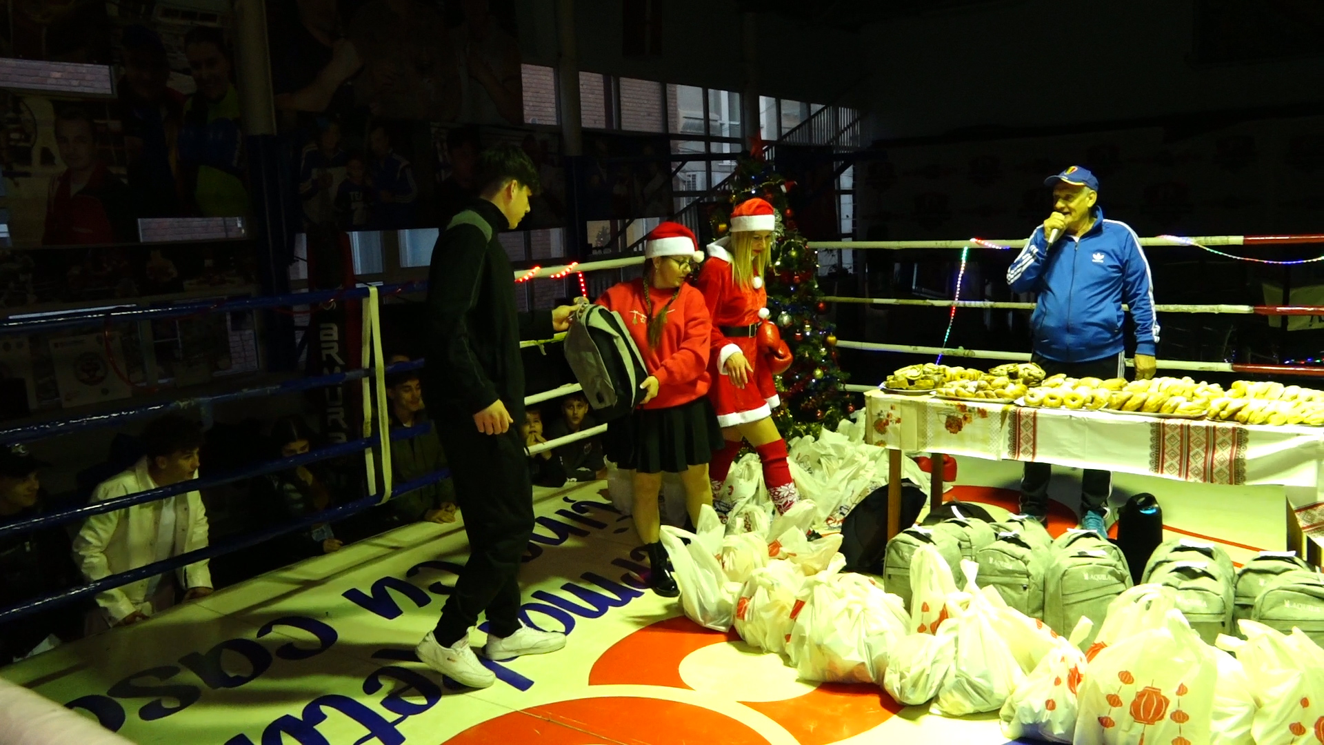 Crăciunițele și Moșul apreciază și boxul!