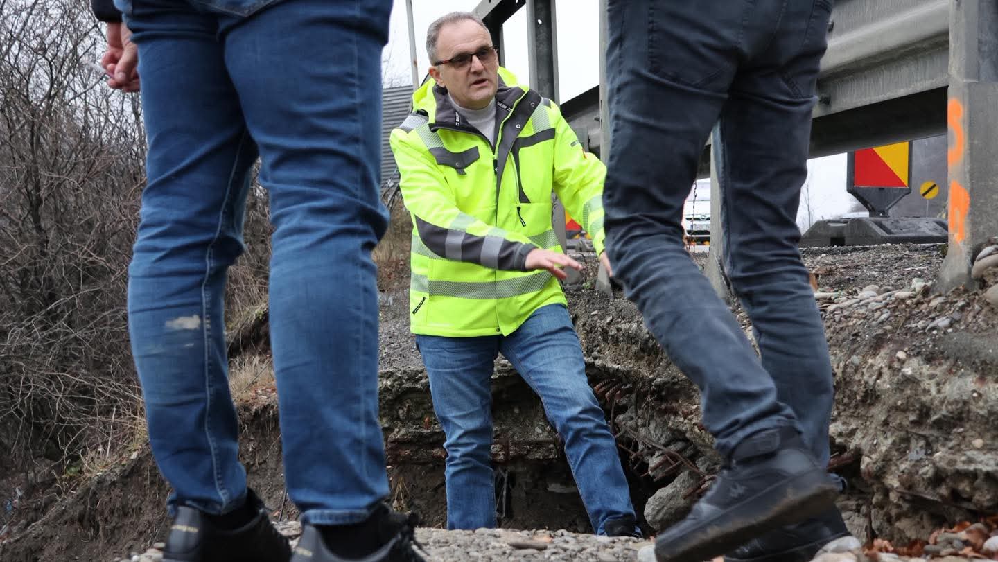 Surpare pe taluz în zona Comarnic, fără impact asupra traficului. Verificări pe teren ale președintelui CJ Prahova