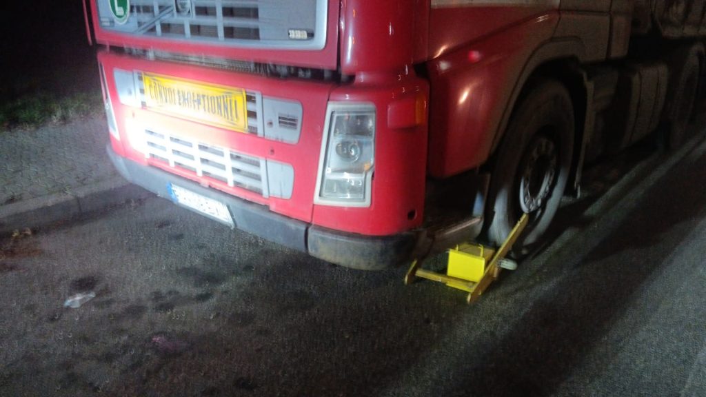 În sfârșit! Măsuri fără precedent luate de SGU: 3 TIR-uri parcate neregulamentar lângă fabrica Coca Cola au fost imobilizate