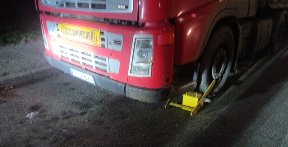 În sfârșit! Măsuri fără precedent luate de SGU: 3 TIR-uri parcate neregulamentar lângă fabrica Coca Cola au fost imobilizate