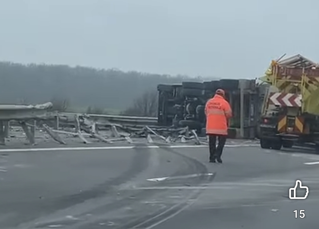 Accident pe A3/ TIR răsturnat pe carosabil, pe sensul spre Ploiești