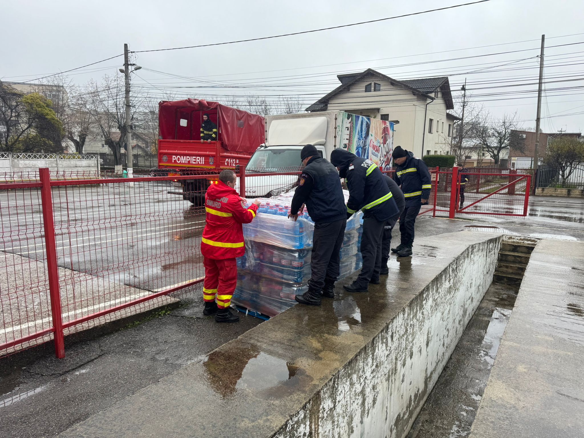 O persoană a donat apă de băut pentru câmpineni. Apa va fi distribuită la Detașamentul de Pompieri