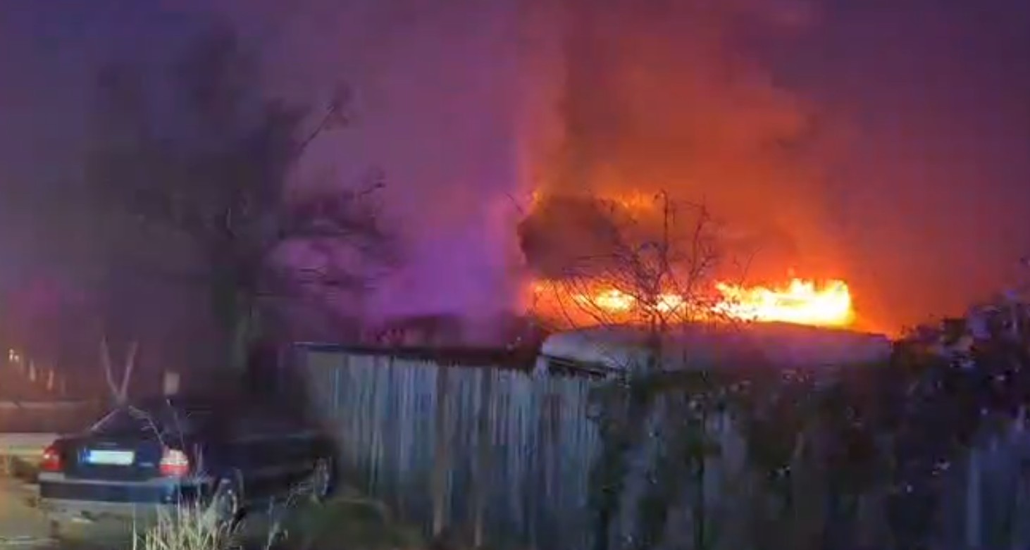 VIDEO: Incendiu violent la Valea Călugărească. Alte trei locuințe au ars în noaptea de luni spre marți