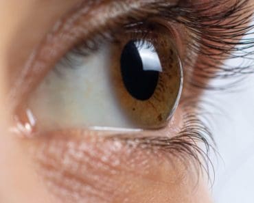 Pacient în România. La stat sunt doar doi medici care redau vederea pacienților prin transplant de cornee