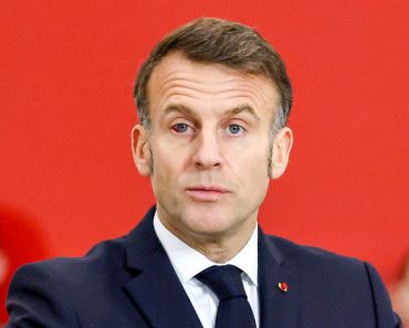 Emmanuel Macron a apărut cu un ochi roşu la un eveniment public. Ce a declarat președintele Franței