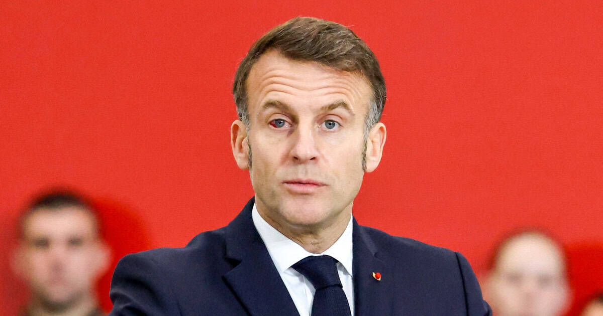 Emmanuel Macron a apărut cu un ochi roşu la un eveniment public. Ce a declarat președintele Franței