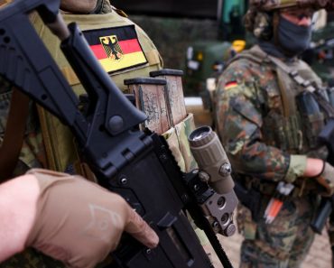 O stare de spirit „schizofrenică”. Puterea militară tot mai mare a Germaniei reaprinde vechi temeri în Franța