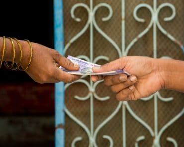 Cerșetorul cu trei proprietăți, mașini și șofer personal. Strategia prin care a reușit să se îmbogățească: „Oamenii îmi pun bani în buzunar” Cerșetorul cu trei proprietăți, mașini și șofer personal. Strategia prin care a reușit să se îmbogățească: „Oamenii îmi pun bani în buzunar”