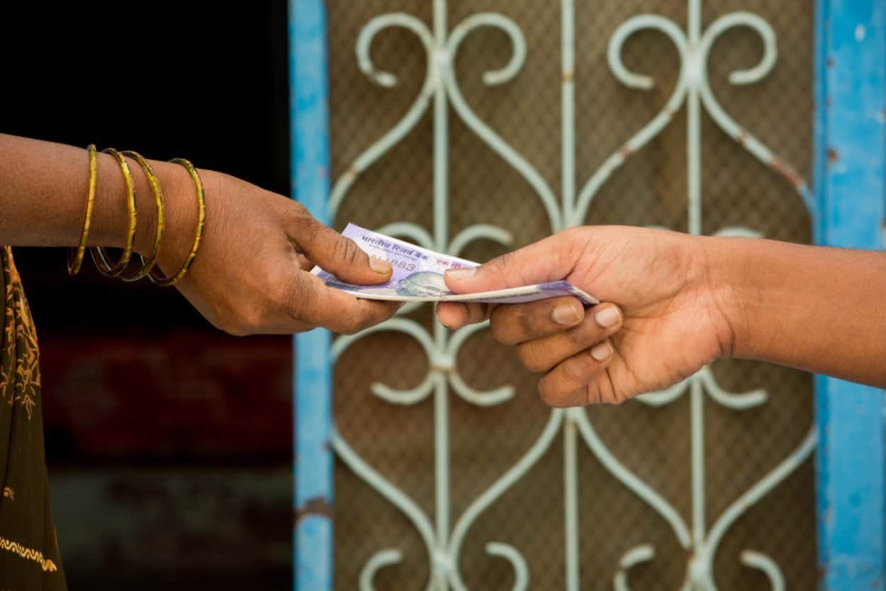 Cerșetorul cu trei proprietăți, mașini și șofer personal. Strategia prin care a reușit să se îmbogățească: „Oamenii îmi pun bani în buzunar”