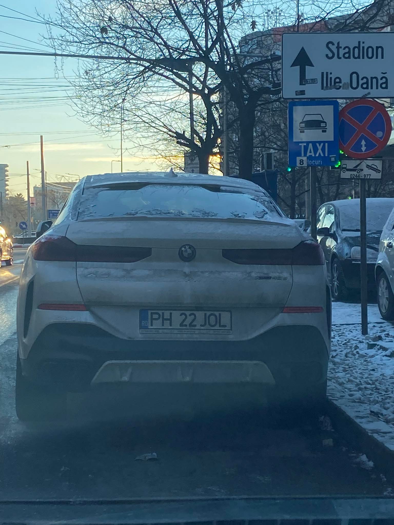 Taximetriștii de la Caraiman reclamă un SUV parcat „în permanență” în stația TAXI
