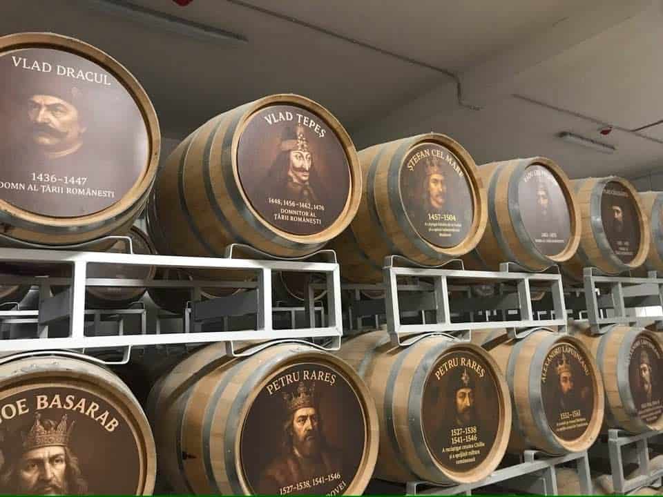 Vinurile Feruccio intră pe piață, maturate în butoaie decorate cu portretele marilor domnitori ai României