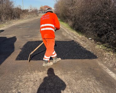 Exemplu de urmat/ La doar câteva zile după ce au fost reclamate, muncitorii au asfaltat gropile din zona Dacia Poliserv (Bariera Bucov), bretea aflată în administrarea Secției Drumuri Naționale