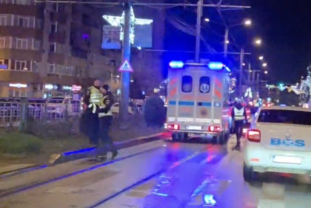 Breaking/ O femeie a fost lovită de o Ambulanță care se afla în misiune, pe Bd. Republicii / VIDEO