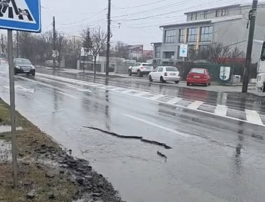 După iarnă, ca după război. Șoferii fac slalom printre cratere. Unde se află cea mai mare groapă din Ploiești