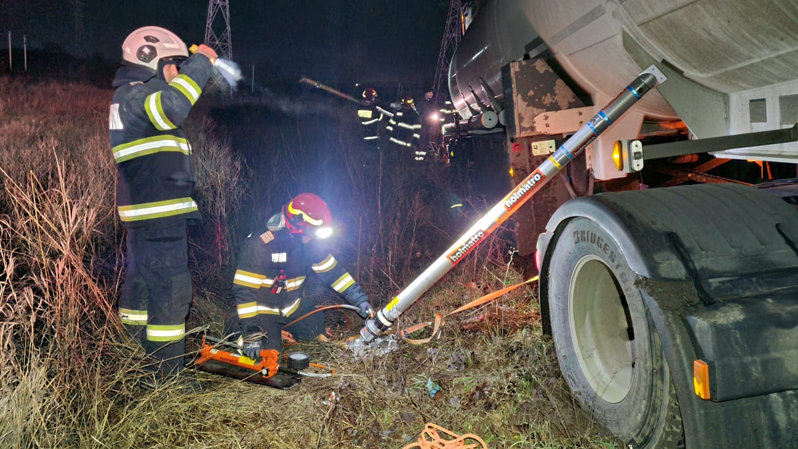 FOTO: O cisternă încărcată cu 34 de tone de combustibil a derapat și ajuns în șanț, la Brazi FOTO: O cisternă încărcată cu 34 de tone de combustibil a derapat și ajuns în șanț, la Brazi