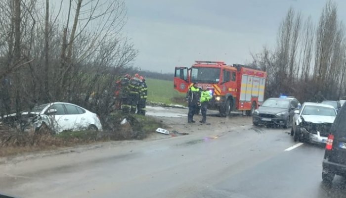 Accident cu două mașini, lângă Mănăstirea Ghighiu. Una dintre ele a ajuns în șanț