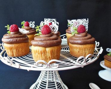 Desert briose cu zmeura si crema de ciocolata