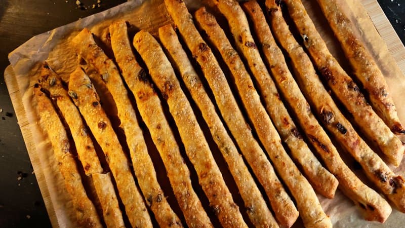 Grisine cu roșii uscate – Rețeta ușoară pentru o gustare delicioasă Grisine cu roșii uscate – Rețeta ușoară pentru o gustare delicioasă