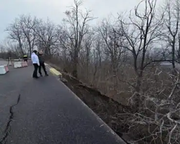 O bandă a DJ 101 s-a prăbușit, la Câmpina / Drumul este închis complet circulației / Accesul rutier în oraș, exclusiv pe ruta alternativă dinspre comuna Băneşti O bandă a DJ 101 s-a prăbușit, la Câmpina / Drumul este închis complet circulației / Accesul rutier în oraș, exclusiv pe ruta alternativă dinspre comuna Băneşti