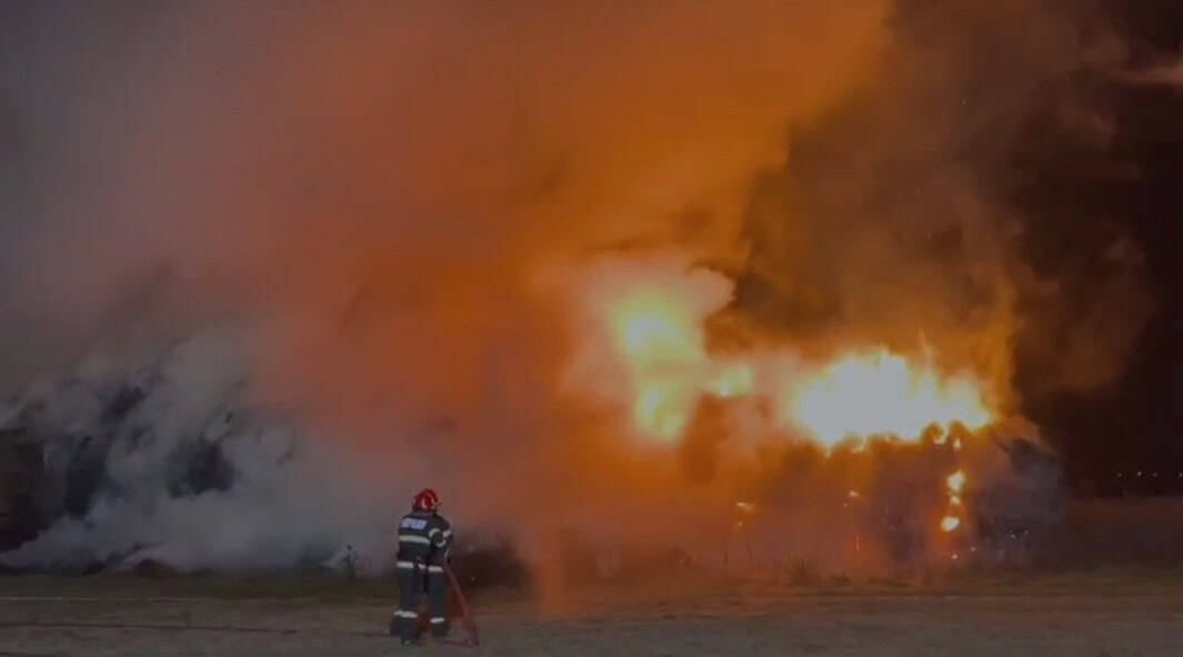 VIDEO: Incendiu violent în Prahova, pagube uriașe. Au ars peste cinci mii de baloți de lucernă