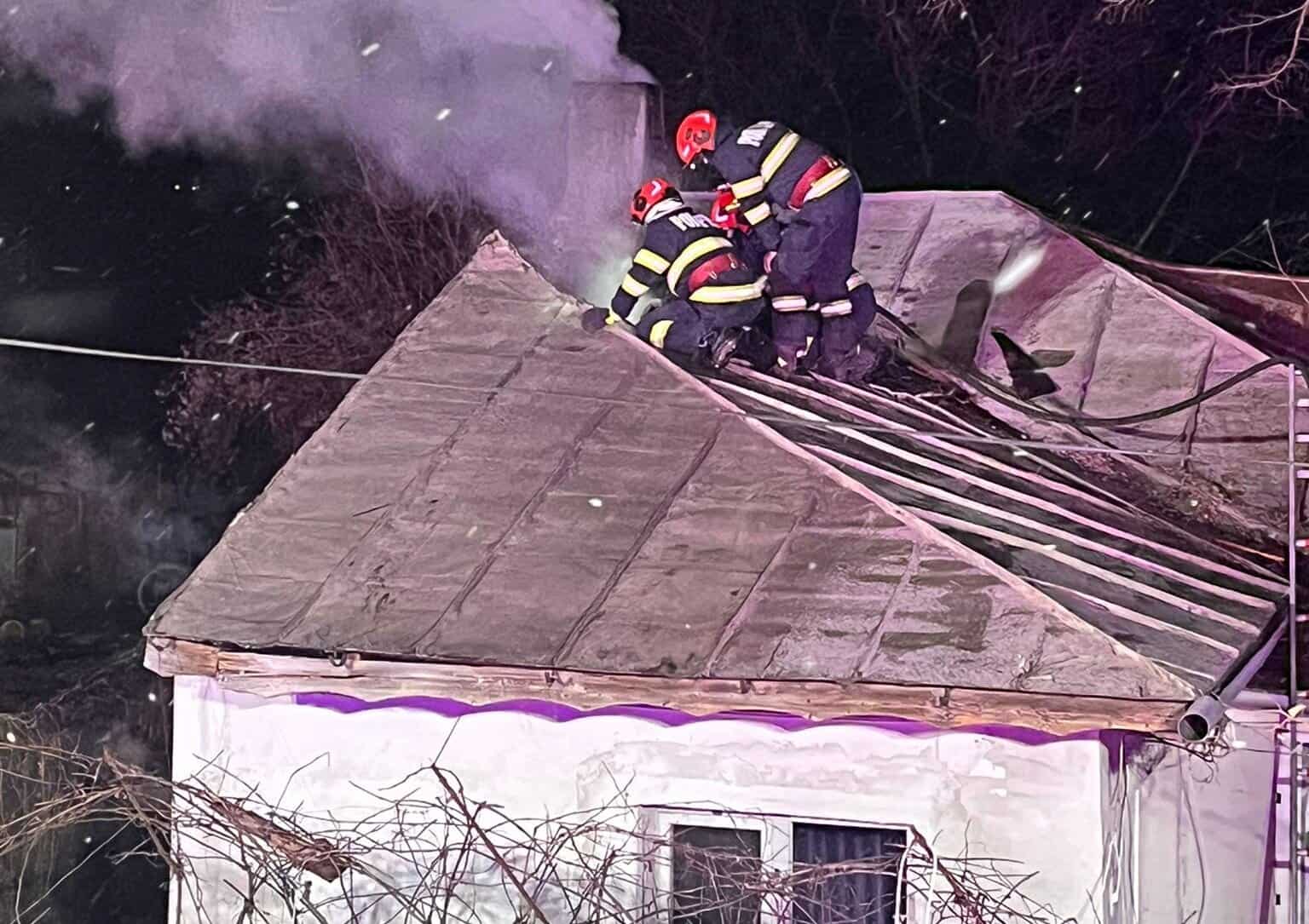 Incendii de locuințe la foc automat în Prahova. În weekend, un bărbat a murit carbonizat în Ploiești