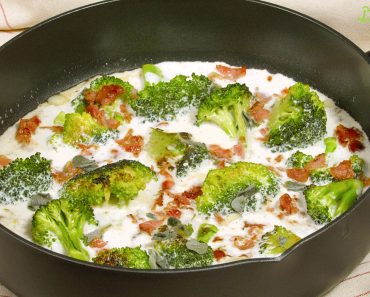 Sote cu brocoli si crispy bacon, o reteta usoara si gustoasa Sote cu brocoli si crispy bacon, o reteta usoara si gustoasa