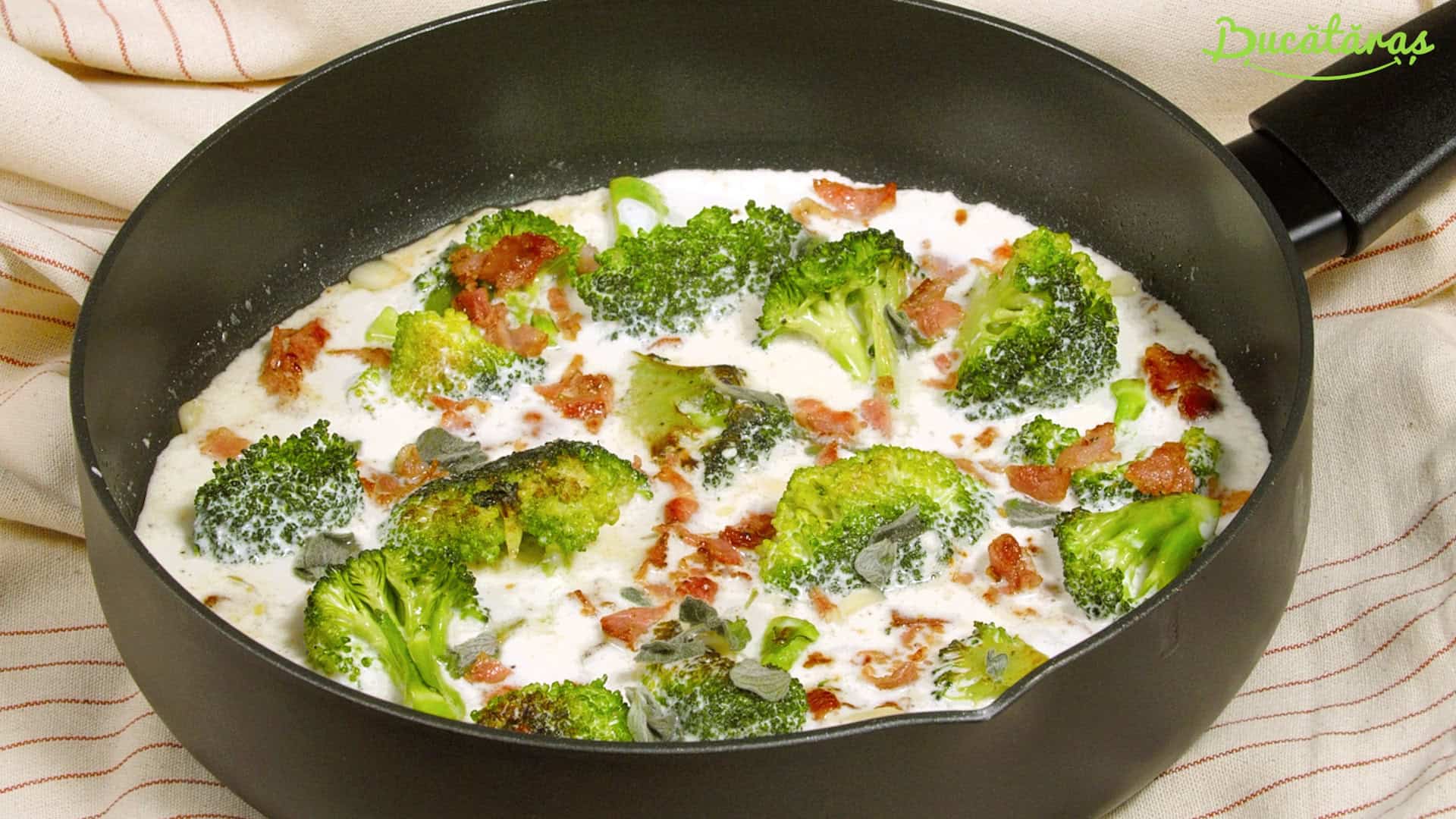 Sote cu brocoli si crispy bacon, o reteta usoara si gustoasa Sote cu brocoli si crispy bacon, o reteta usoara si gustoasa