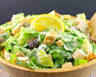 Cu ce poți să înlocuiești carnea de pui în salata Caesar. Iese la fel de gustoasă și e foarte sățioasă Cu ce poți să înlocuiești carnea de pui în salata Caesar. Iese la fel de gustoasă și e foarte sățioasă