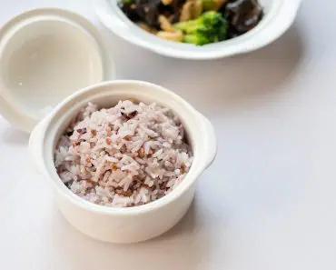 Ce trebuie să pui în oala în care fierbi orezul, ca să nu se mai lipească. Așa devine cremos și se fierbe și mai repede