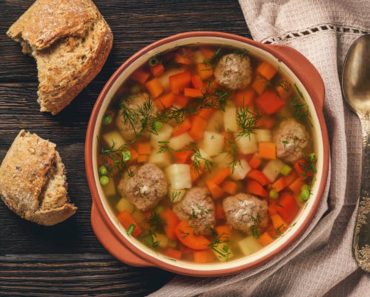 Ai pus prea multă sare în ciorbă? Ce trebuie să faci ca să o salvezi