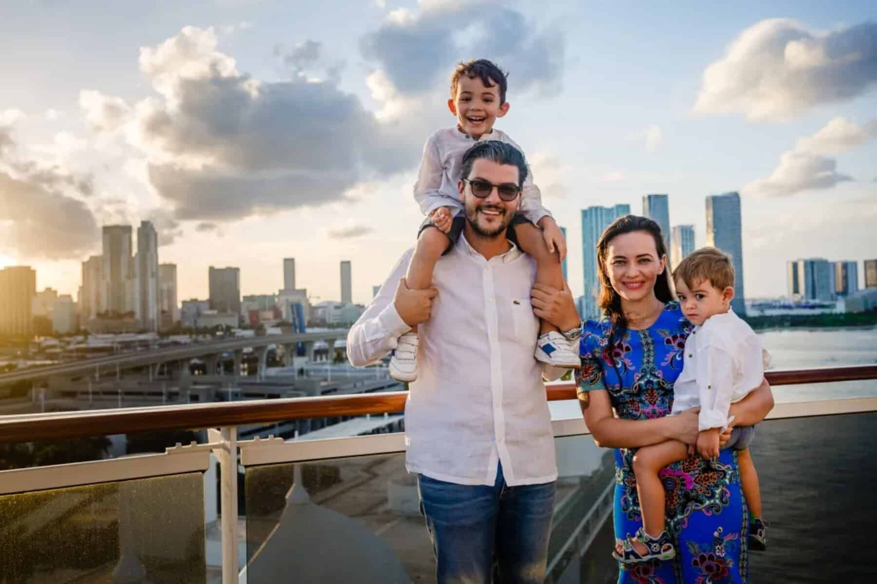 „În loc de case, investesc în amintirile copiilor mei”. Răzvan Pascu, influencer în turism, a vizitat alături de familia sa peste 60 de țări „În loc de case, investesc în amintirile copiilor mei”. Răzvan Pascu, influencer în turism, a vizitat alături de familia sa peste 60 de țări