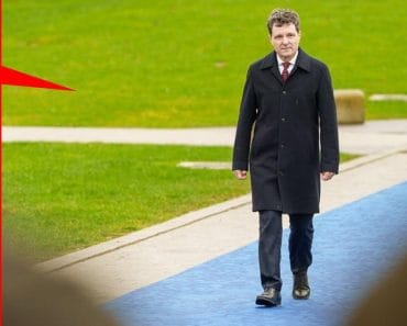 Nicușor Dan, criticat dur de stiliști, după vizita în Belgia: „Ciufulit, pătat și cu încălțămintea roasă.” Sfatul internauților: „Du paltonul la spălătorie!”