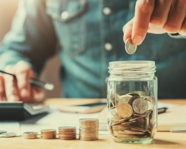 Câți bani ar trebui să aibă românii puși deoparte pentru criză și unde să-i păstreze în siguranță