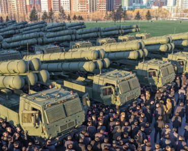 „Nimeni nu poate spera să fie protejat de Dumnezeu”. Coreea de Nord a prezentat un lansator multiplu de focoase nucleare